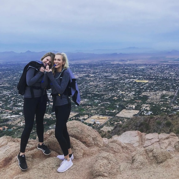 Hi, I’m McKenzie & love sharing my closet with you - Picture 3 of 7